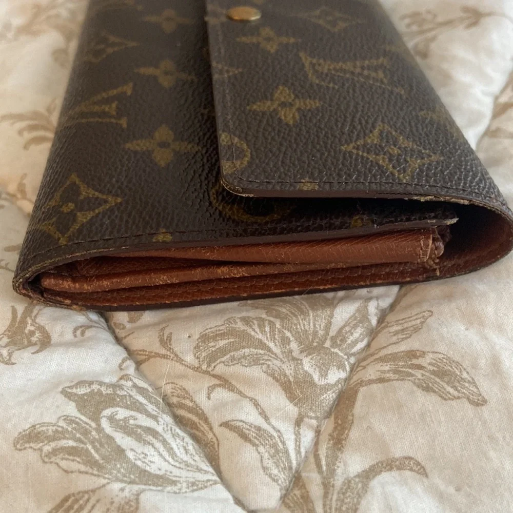 LV Monogram Sarah Wallet ~ Pre-loved Condition - Picture 6 of 14